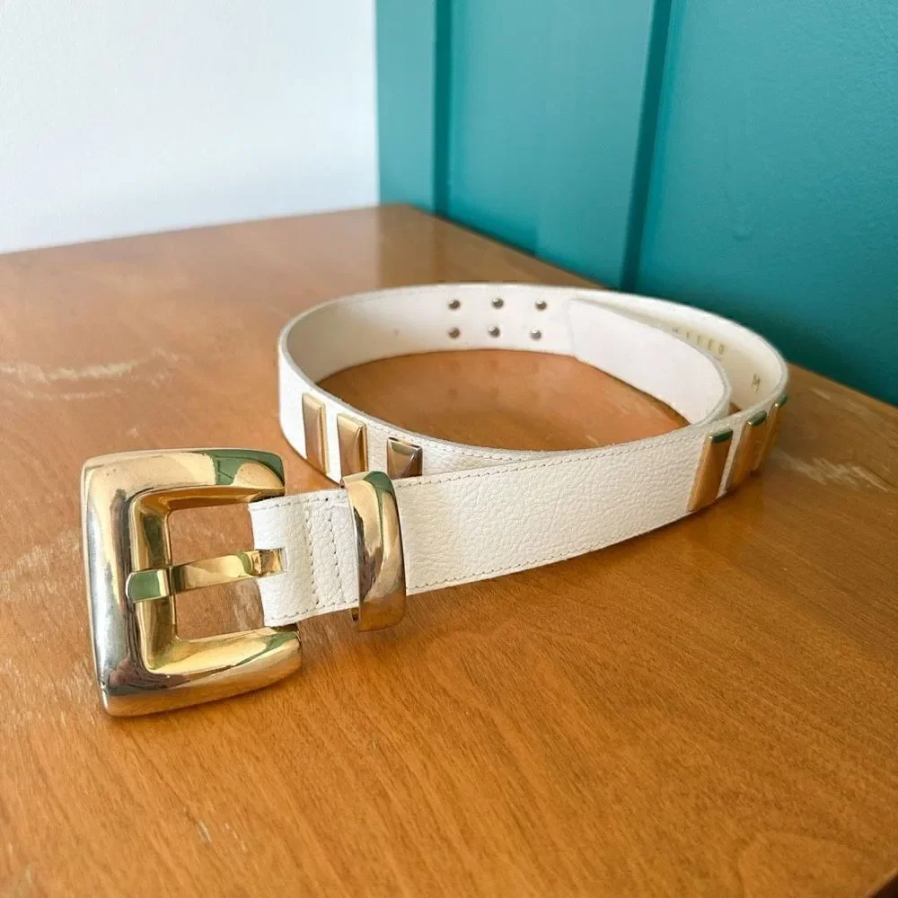 The Limited Women’s 80s Vintage White Pebbled Leather Large Gold Tone Oblong Stu